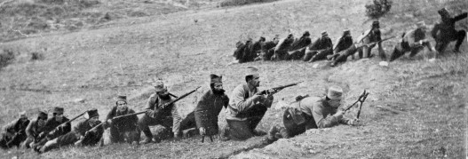 Srpski vojnici ispred austrougarskih rovova.jpg