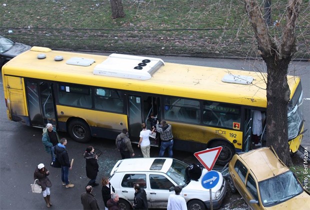 Sudar%20autobusa%20i%20automobila.jpg