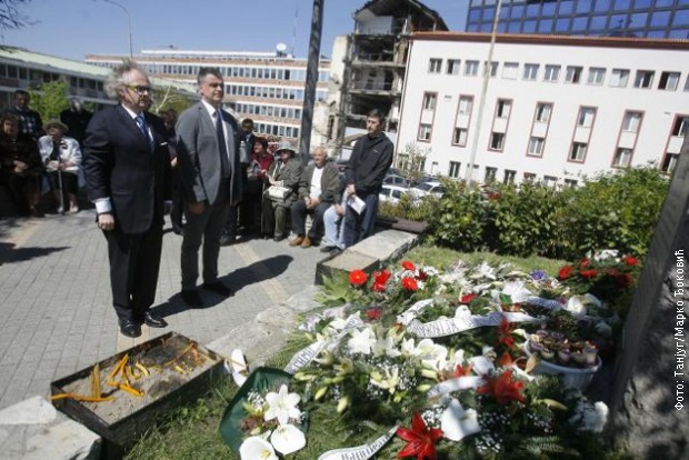 Polaganje venaca na spomenik 