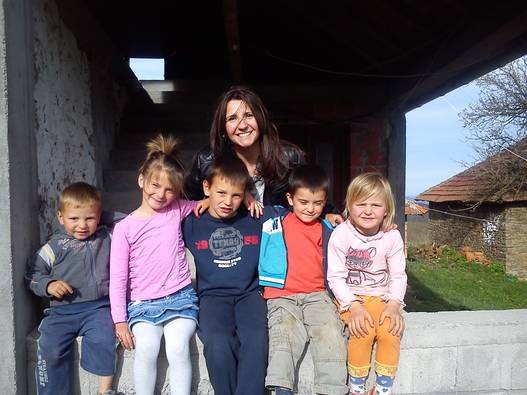 Selo Jabuka, mališani i novinarka RTS-a Svetlana Vukmirović
