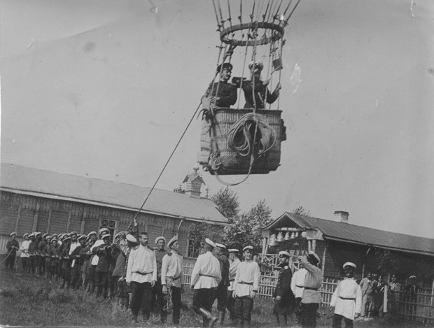 Коста Милетић у балону током школовања у Русији 1902. године