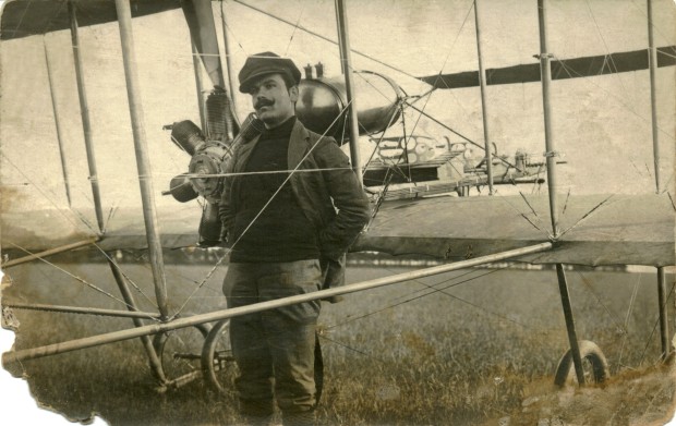 Михајло Петровић, српски пилот обучаван у Фармановој школи у Француској
