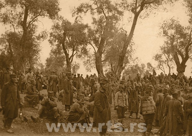 Србски војници чекају храну, логор Ипсос (Крф)