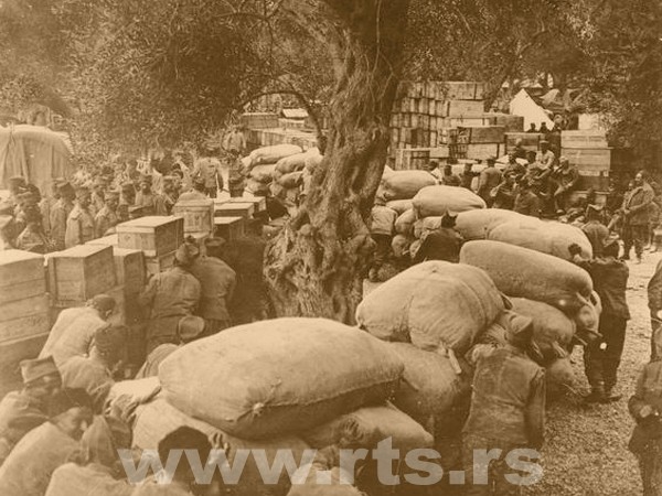 Истовар робе и хране допремљене у један од логора српске војске
