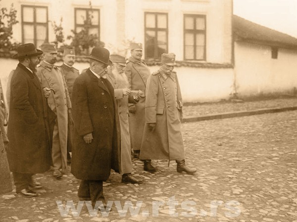 Краљ Петар са Николом Пашићем и члановима владе у Нишу