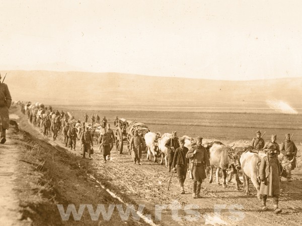 Колона српских војника у повлачењу 1915. године