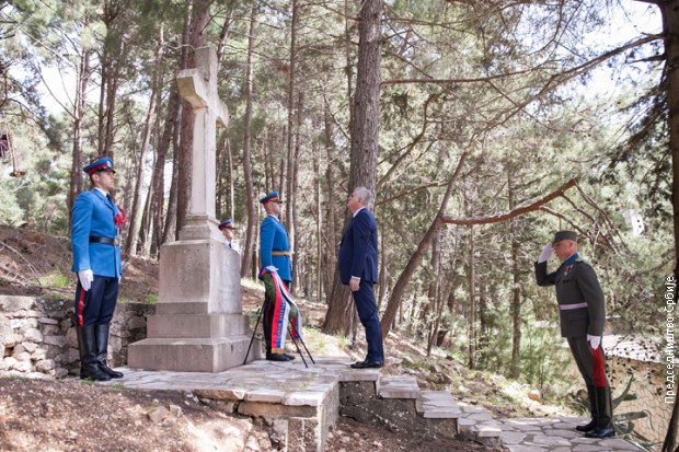 Председник Николић испред споменика на Крфу