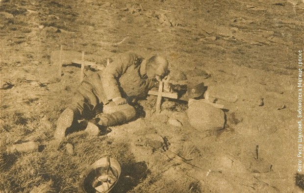 Српски официр на гробу сина јединца на Кајмакчалану