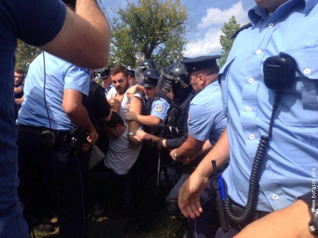 Полиција интервенисала током протеста албанских сутдената испред цркве у Приштини