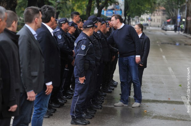 Вучић са припадницима МУП-а у Нишу