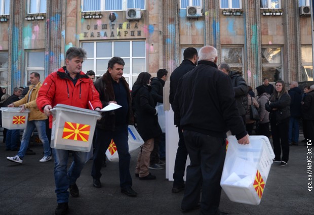 Доношење гласачких кутија за изборе који се сутра одржавају у Македонији Доношење гласачких кутија за изборе који се сутра одржавају у Македонији