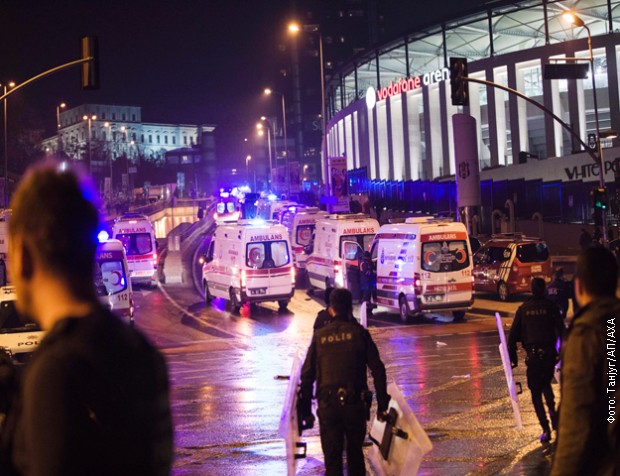 Ambulanta vozila i policijske patrole kod stadiona Ambulanta vozila i policijske patrole kod stadiona