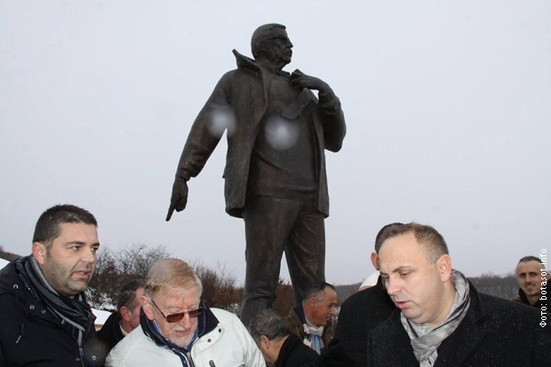 Вилијам Вокер на отварању споменика у Рачку
