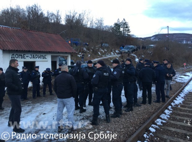 Код железничке станице Доње Јариње пругу проверава педесетак полицајаца Код железничке станице Доње Јариње пругу проверава педесетак полицајаца
