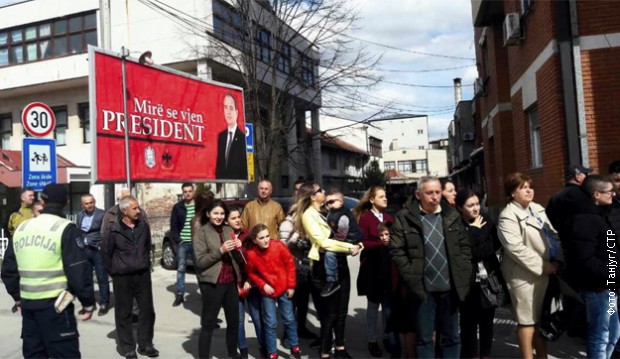 Становници Бујановца чекају председника Албаније Становници Бујановца чекају председника Албаније