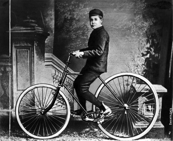  Džon Danlop Junior na biciklu