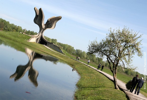 Споменик Споменик