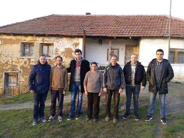 Породица Стојановић и представници Хуманитарне организације 