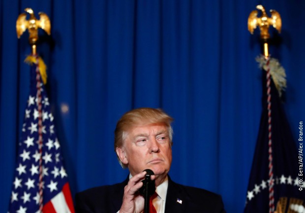 Доналд Трамп током обраћања новинарима у летовалишту Мар-а-Лаго у Палм бичу, на ФЛориди Доналд Трамп током обраћања новинарима у летовалишту Мар-а-Лаго у Палм бичу, на ФЛориди