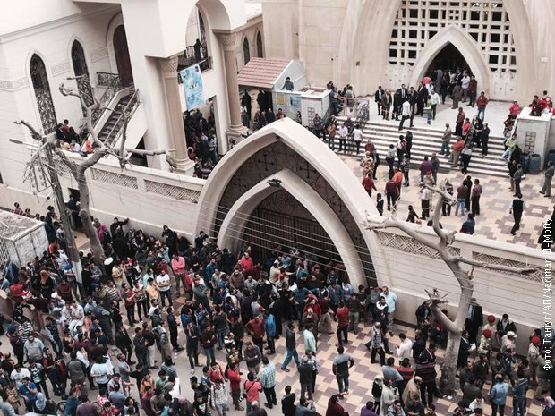Грађани окупљени испред коптске цркве у Танти после бомбашког напада