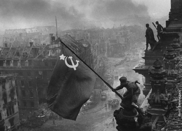 Совјетска застава истакнута за згради Рајхстага Совјетска застава истакнута за згради Рајхстага