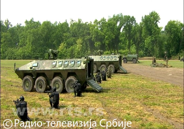 Стрелци поред возила Стрелци поред возила