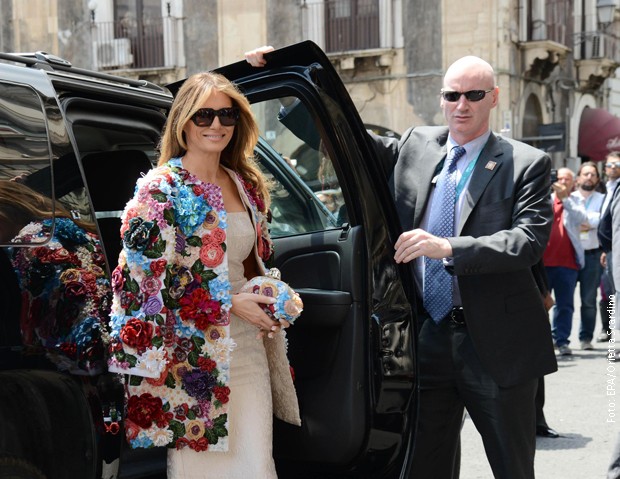 Melanija Tramp izlazi iz blindiranog vozila tokom posete Kataniji Melanija Tramp izlazi iz blindiranog vozila tokom posete Kataniji