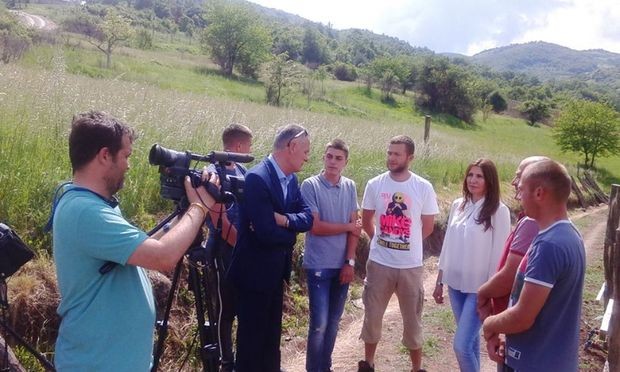 Новинарка Светлана Вукмировић и Ивица Михајловић са породицом Нешовић 