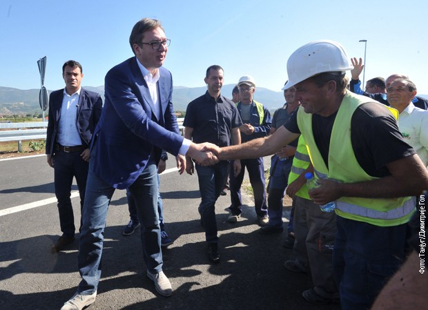 Vučić se pozdravlja sa radnicima