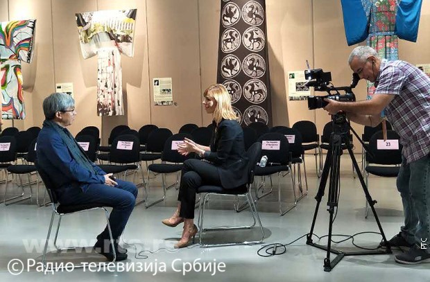 Dragana Ignjić i snimatelj Dragan Radosavljević sa direktorom Nacionalnog muzeja svile, Hangdžou Dragana Ignjić i snimatelj Dragan Radosavljević sa direktorom Nacionalnog muzeja svile, Hangdžou