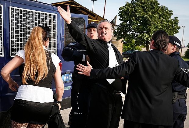 Psi laju, vetar nosi, Radoš Bajić