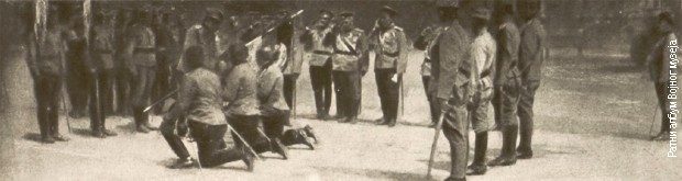 Командант дивизије предаје заставе четворици команданата пукова