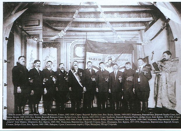На фотографији су браћа Вајагић, али први с лева је Алекса Вишњевац, друг који је са Вајагићима пошао на Солунски фронт. Пред пут их је причестио парох Српске православне цркве у Герију - Петар Стојачић, који је, такође, на фотографији.