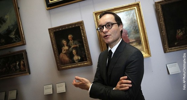 Sebastijan Alard ispred izloženih slika Sebastijan Alard ispred izloženih slika