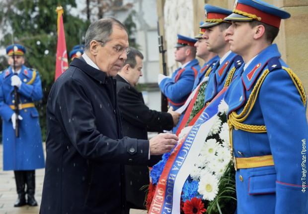 Сергеј Лавров и Ивица Дачић полажу венце