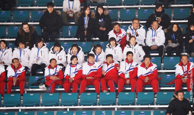 Delegacija Severne Koreje posmatra žensku hokejašku utakmicu između Švedske i Koreje u Pjongčangu Delegacija Severne Koreje posmatra žensku hokejašku utakmicu između Švedske i Koreje u Pjongčangu