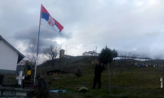 Поново подигнута застава Србије у Великој Хочи