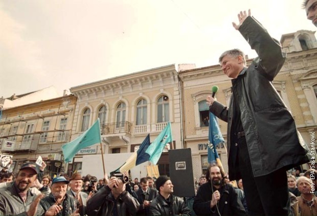 Đinđić na skupu u Zrenjaninu, april 2000. Đinđić na skupu u Zrenjaninu, april 2000.