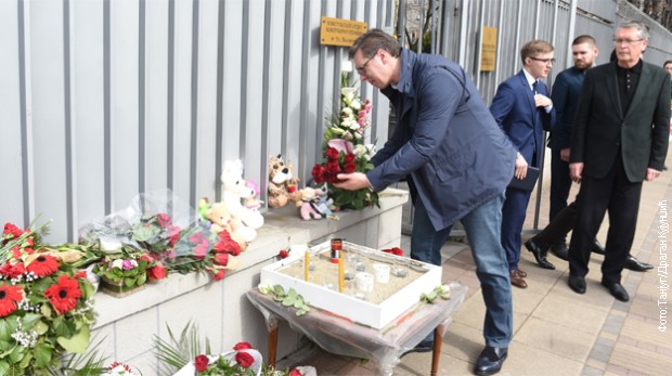 Александар Вучић положио цвеће у Амбасади Руске Федерације