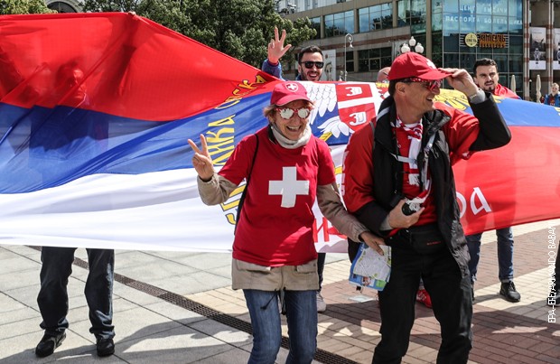 Навијачи Швајцарске испред заставе Србије Навијачи Швајцарске испред заставе Србије
