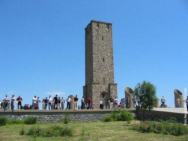 Spomenik kosovskim vojnicima na Gazimestanu Spomenik kosovskim vojnicima na Gazimestanu