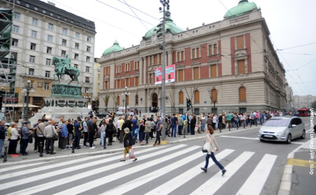 Građani čekaju u redu za ulazak u Narodni muzej u Beogradu