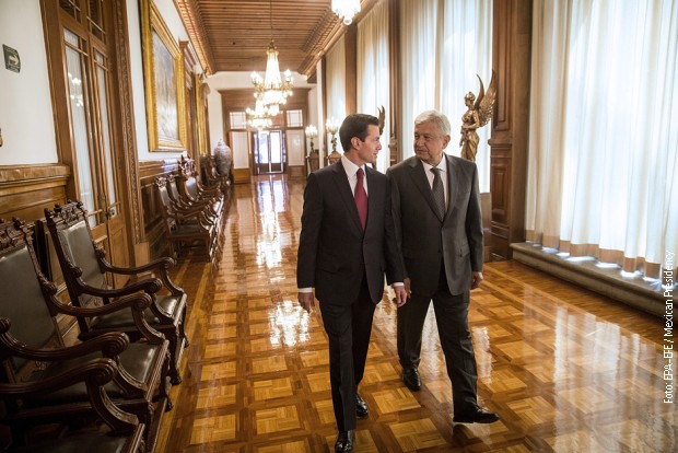 Enrike Penja Nijeta (levo) i Andres Manuel Lopes Obrador (desno) na sastanku u Nacionalnoj palati Enrike Penja Nijeta (levo) i Andres Manuel Lopes Obrador (desno) na sastanku u Nacionalnoj palati