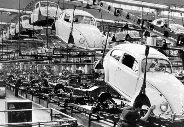 Proizvodna linija fabrike u Volfsburgu 1966. godine Proizvodna linija fabrike u Volfsburgu 1966. godine