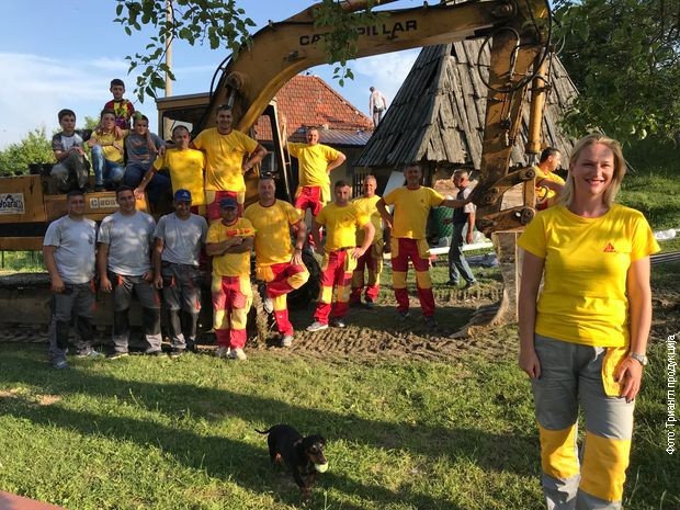 Тамара Грујић и њени мајстори у акцији помоћи породици из Кремне, јесен 2018. Тамара Грујић и њени мајстори у акцији помоћи породици из Кремне, јесен 2018.