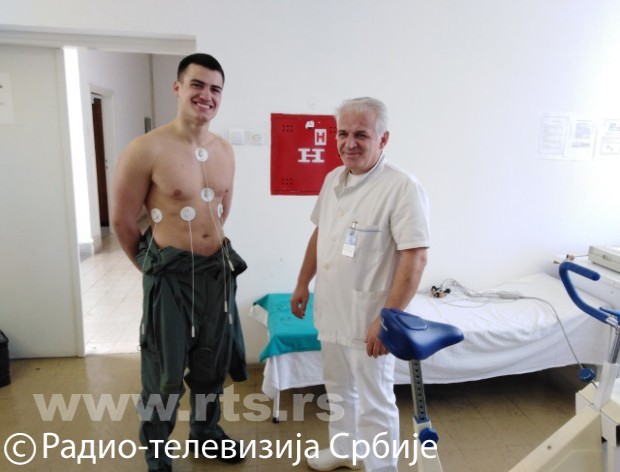 Прегледи су ригорзни, јер пилоте очекује физички захтеван посао