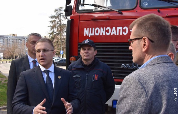 Nebojša Stefanović nakon predaje sedam vatrogasnih vozila nabavljenih za Sektor za vanredne situacije Nebojša Stefanović nakon predaje sedam vatrogasnih vozila nabavljenih za Sektor za vanredne situacije