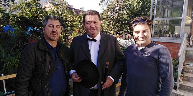 Autor Novica Savić sa Mihailom Nestorovićem i direktorom fotografije Zoranom Gavrilovićem na snimanju filma Autor Novica Savić sa Mihailom Nestorovićem i direktorom fotografije Zoranom Gavrilovićem na snimanju filma