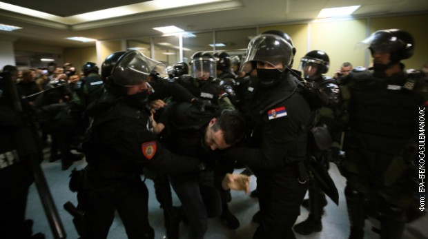 Izbacivanje demonstranta iz zgrade RTS-a Izbacivanje demonstranta iz zgrade RTS-a