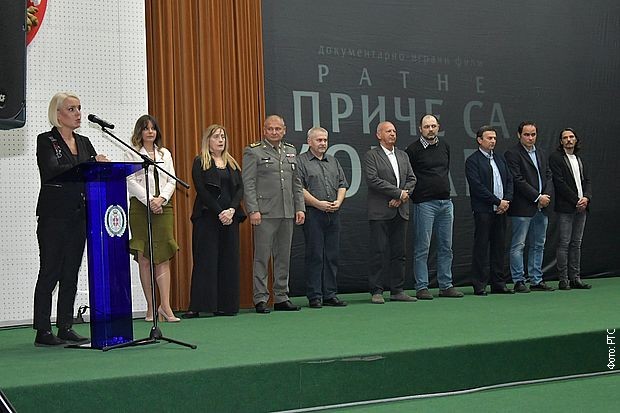 Slađana Zarić i RTS ekipa filma na projekciji u Domu Garde 9. april 2019. Slađana Zarić i RTS ekipa filma na projekciji u Domu Garde 9. april 2019.